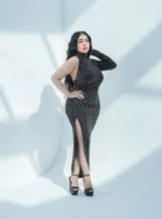 One-shoulder dress with an open leg - Image 4