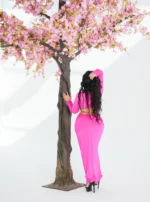 A long dress with an open waist and cowl neck adorned with a dahabi necklace - Image 2