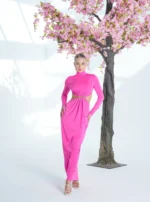 A long dress with an open waist and cowl neck adorned with a dahabi necklace - Image 3