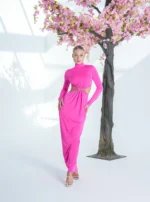 A long dress with an open waist and cowl neck adorned with a dahabi necklace - Image 4